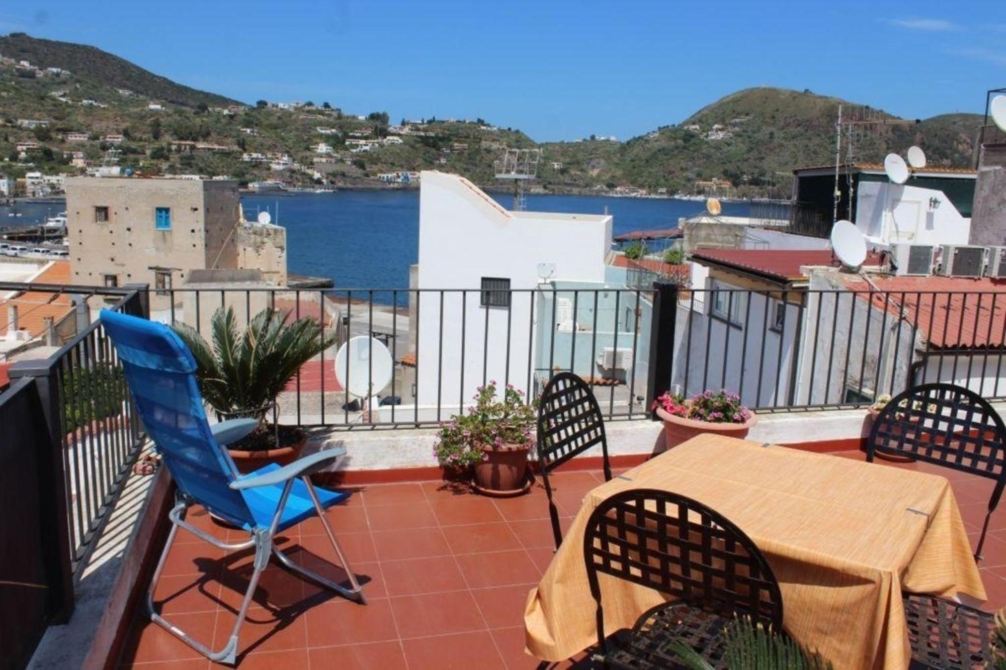 Lipari Wohnung Mit Panoramaterrasse Nur Wenige Gehminuten Von Allen Dienstleistungen, Und Kommerziellen Hafen Exterior photo