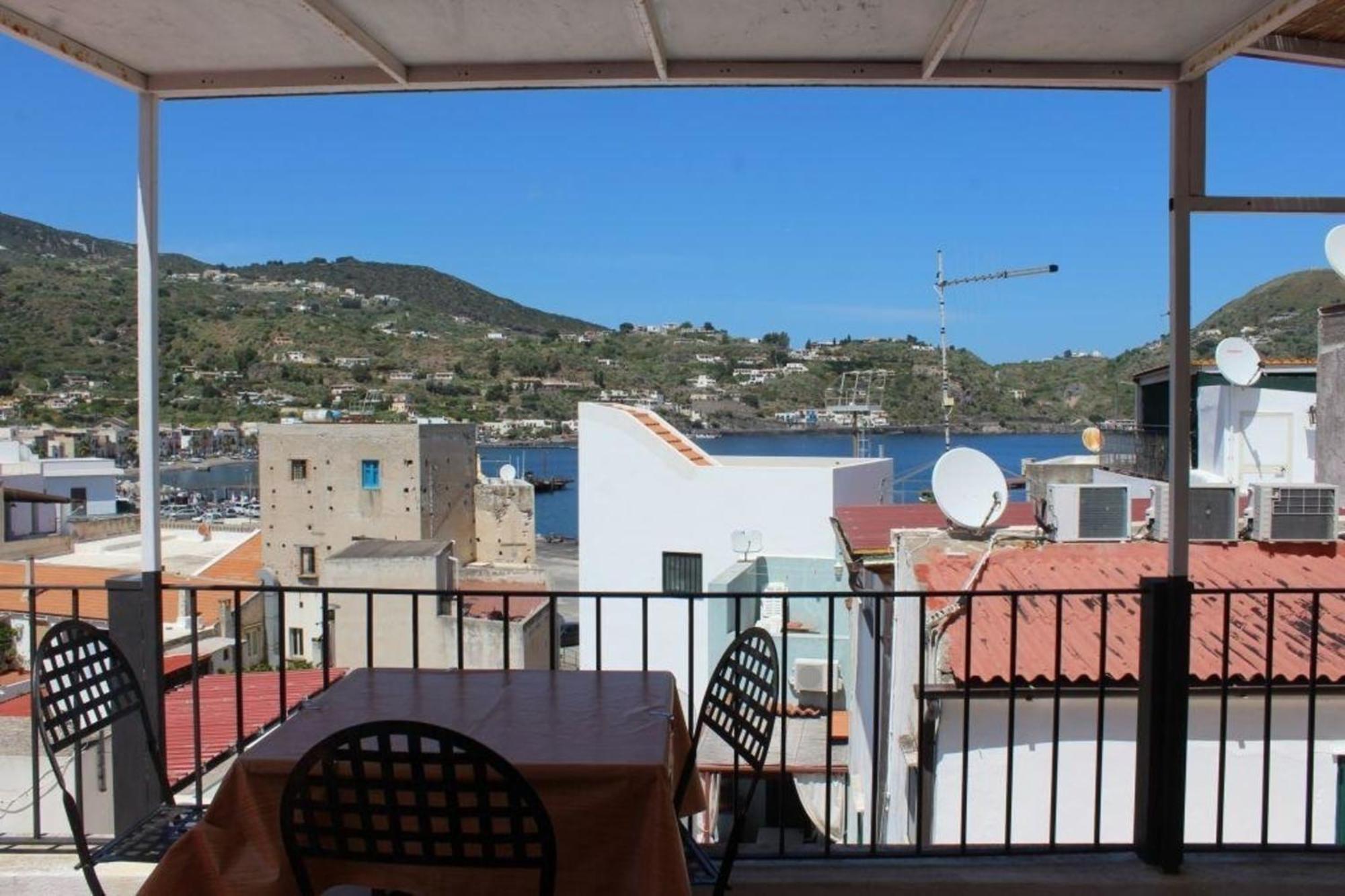 Lipari Wohnung Mit Panoramaterrasse Nur Wenige Gehminuten Von Allen Dienstleistungen, Und Kommerziellen Hafen Exterior photo